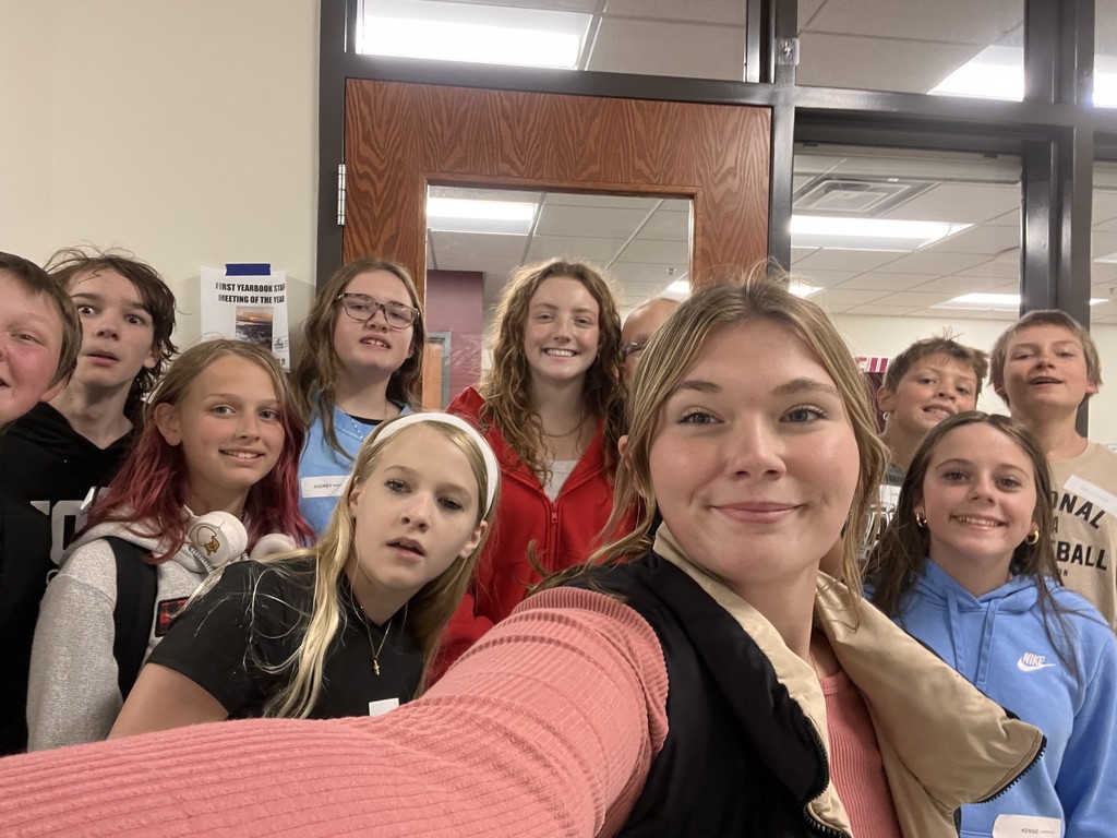 link crew leaders and 7th grade students in the hallway