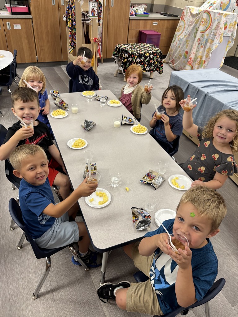 a small table of preschoolers ahving snack time