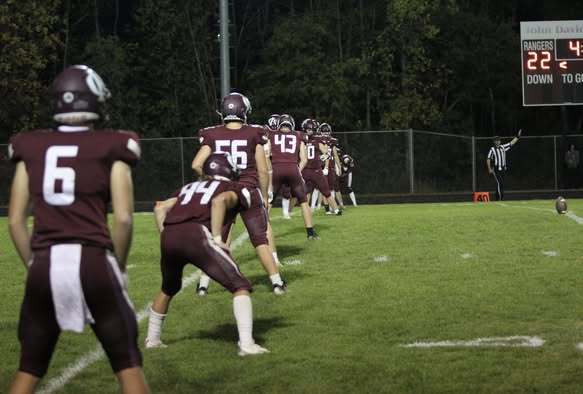 Football team getting ready in i formation for kick-off
