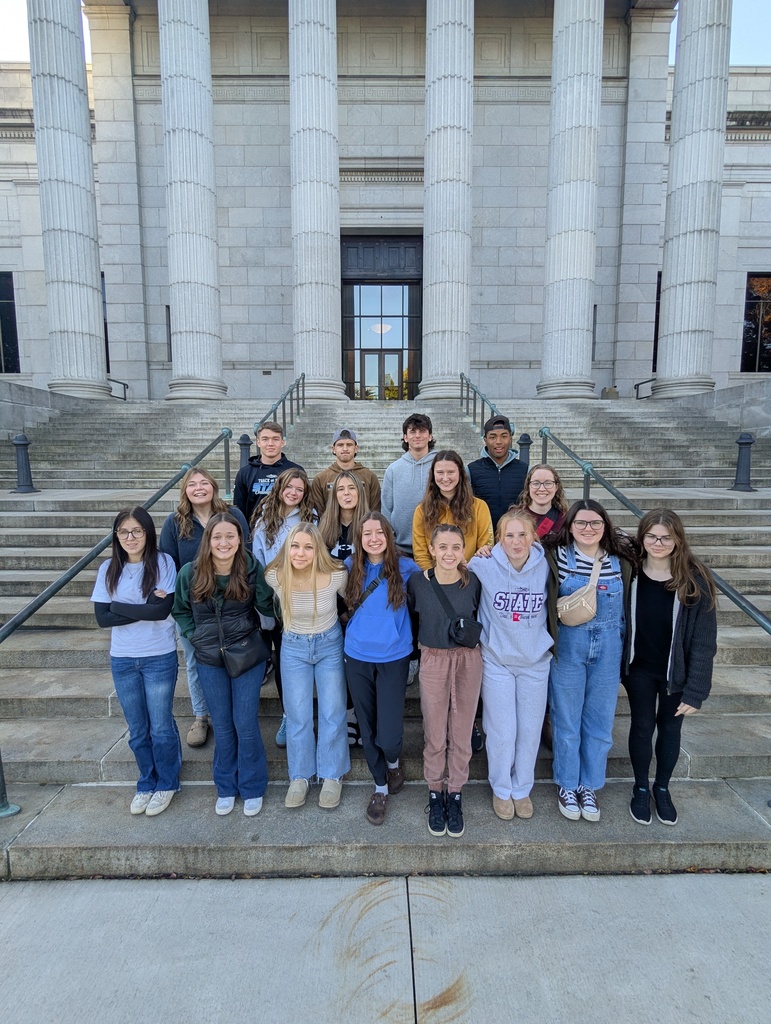 Students in front of the Minneapolis Institute of Art