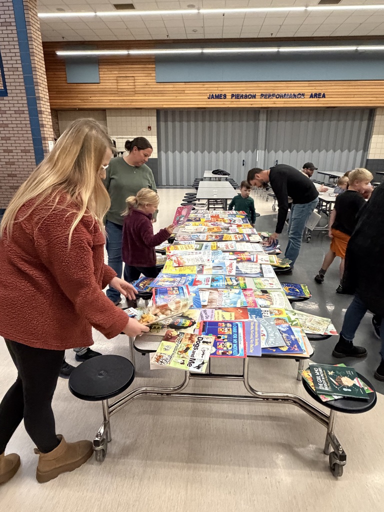 Another table filled with books for students to choose one of them to take home at the Fall Into Reading Night