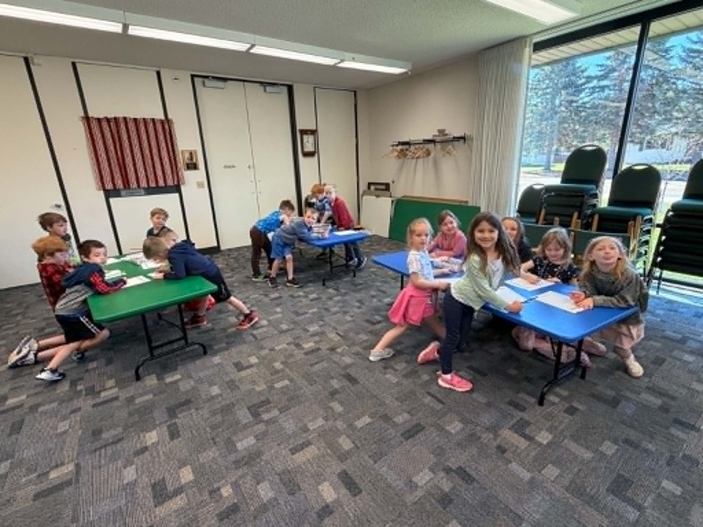 kindergarteners at tables at the library