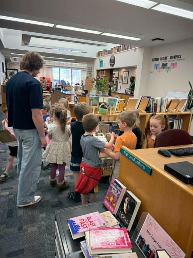 kindergartners finding books at the library