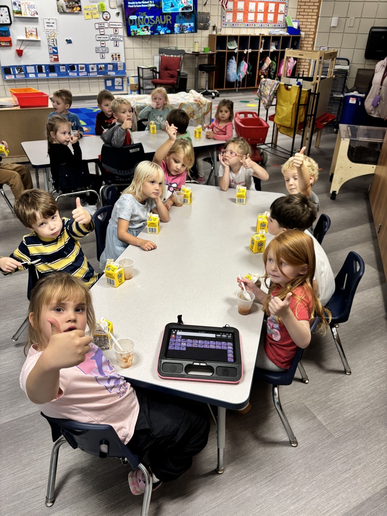 preschoolers giving thumbs up for their applesauce
