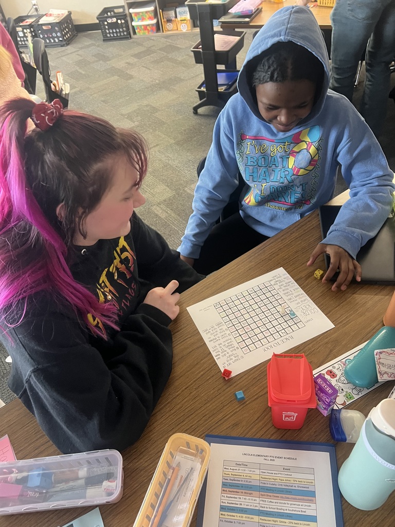 picture of Lincoln Elementary students working an 100th day activities