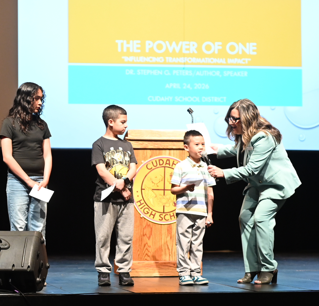 picture of Dr. Garven with 3 students