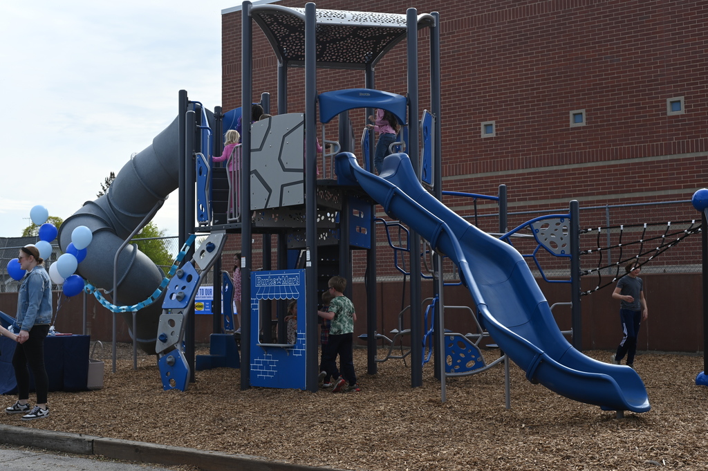 picture of the new play structure at Lincoln Elementary