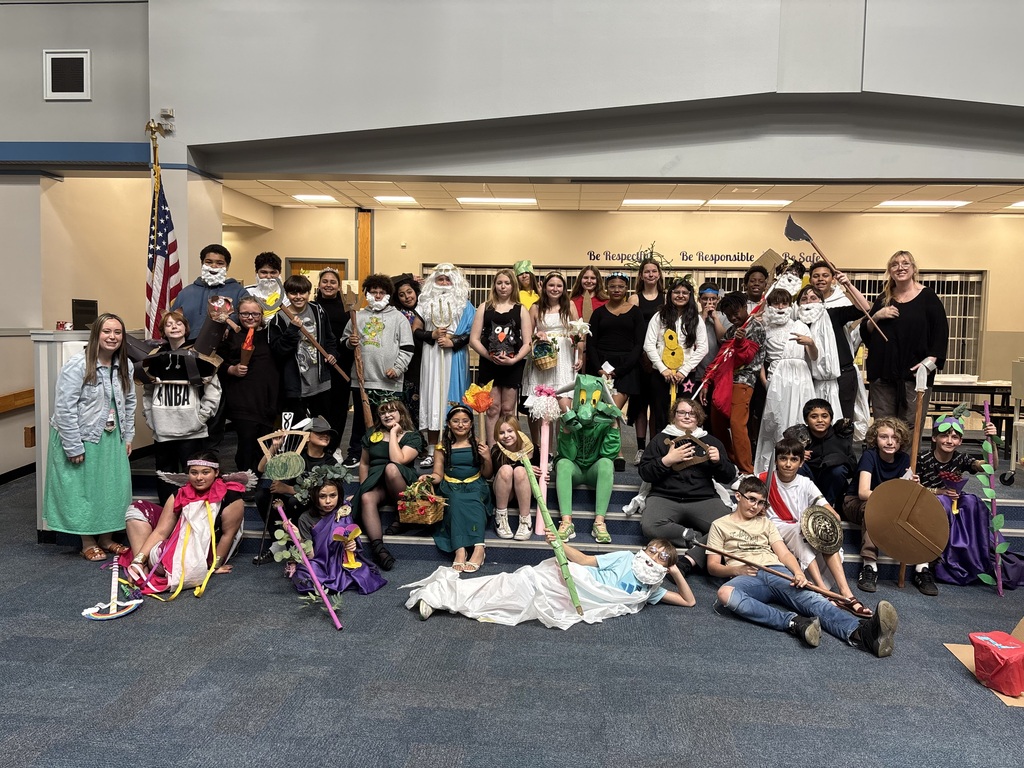 group 6th grade students at Lincoln dresssed up as Greek mythology figures
