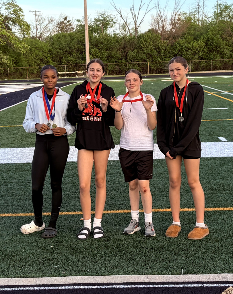picture of 4 middle school track students
