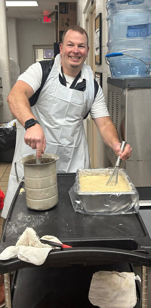 Principal Jones helps with lunch!