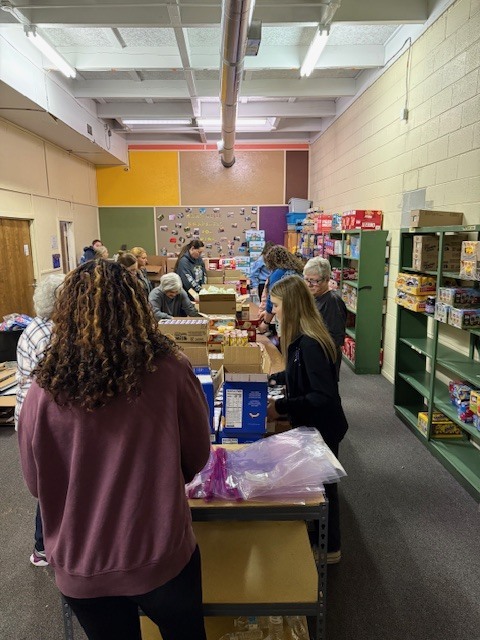 Leo Club packs knapsacks Feb 2026