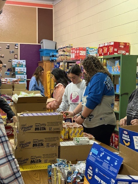 Leo Club packs knapsacks Feb 2026