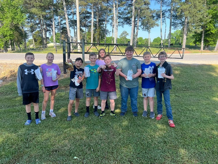 5th grade students cleaning up campus