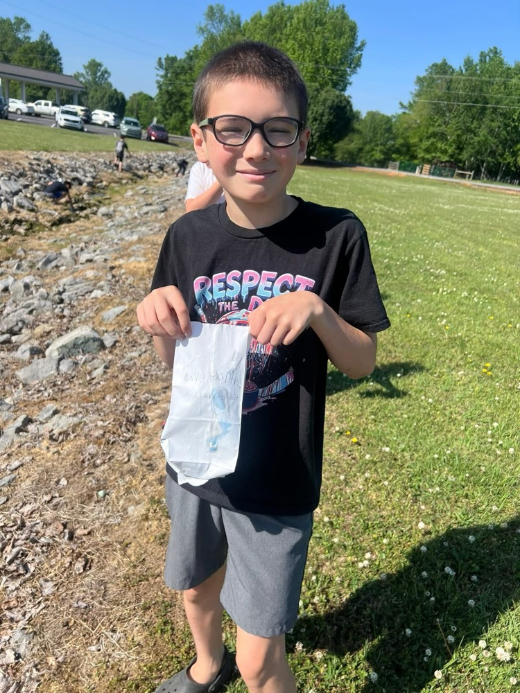 5th grade students cleaning up campus