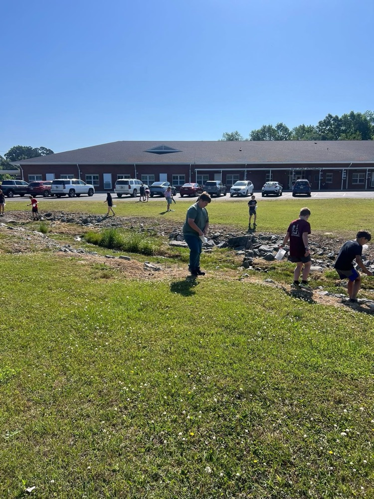 5th grade students cleaning up campus