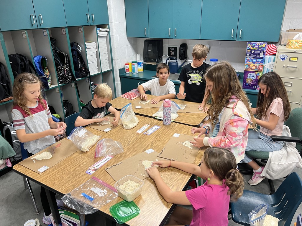 4th grade students making salt dough maps of Virginia