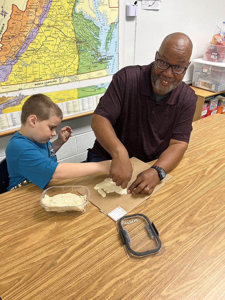 4th grade students making salt dough maps of Virginia