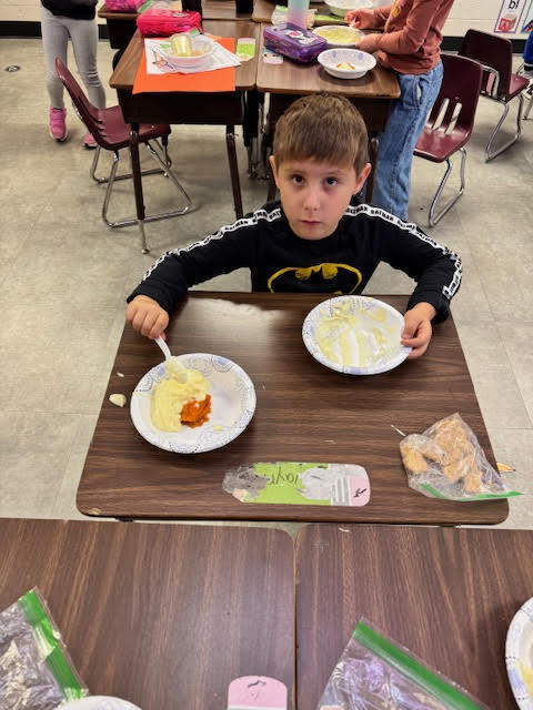 Mrs. Childress’s first graders kicked off the Thanksgiving vibes this morning with a fun (and delicious!) pumpkin pie–making activity!