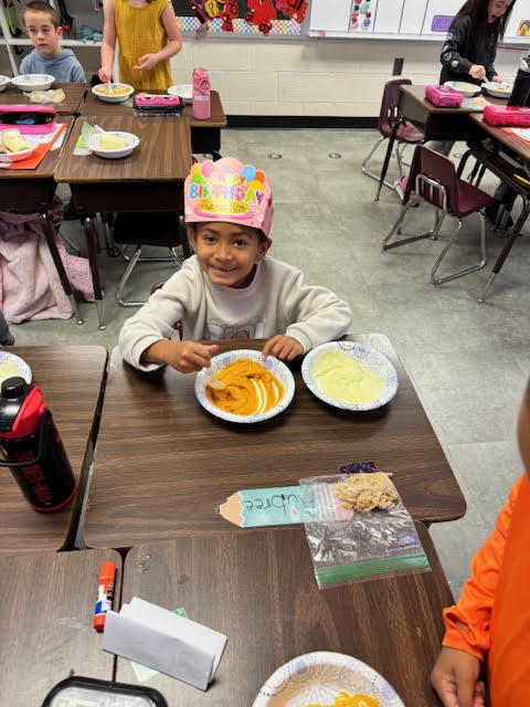 Mrs. Childress’s first graders kicked off the Thanksgiving vibes this morning with a fun (and delicious!) pumpkin pie–making activity!