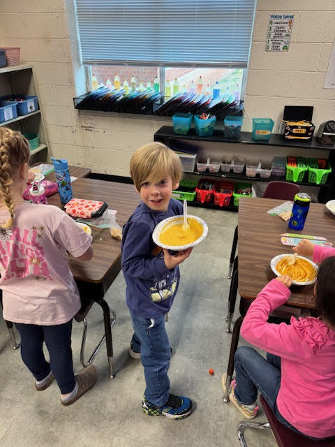 Mrs. Childress’s first graders kicked off the Thanksgiving vibes this morning with a fun (and delicious!) pumpkin pie–making activity!