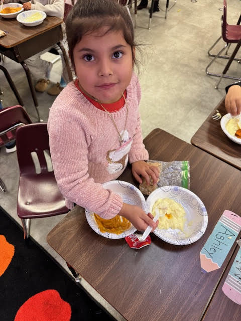 Mrs. Childress’s first graders kicked off the Thanksgiving vibes this morning with a fun (and delicious!) pumpkin pie–making activity!