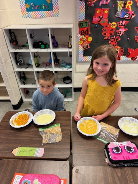 Mrs. Childress’s first graders kicked off the Thanksgiving vibes this morning with a fun (and delicious!) pumpkin pie–making activity!