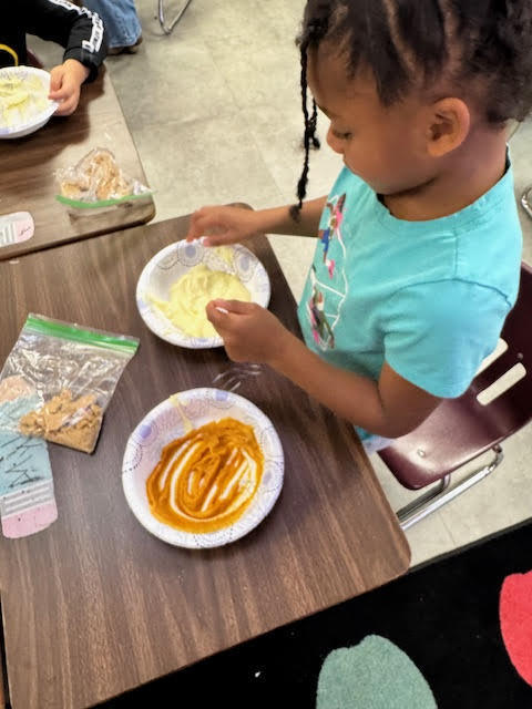 Mrs. Childress’s first graders kicked off the Thanksgiving vibes this morning with a fun (and delicious!) pumpkin pie–making activity!