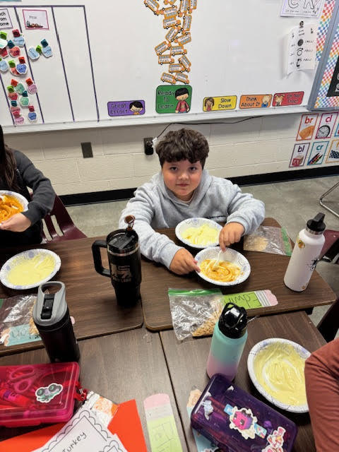 Mrs. Childress’s first graders kicked off the Thanksgiving vibes this morning with a fun (and delicious!) pumpkin pie–making activity!