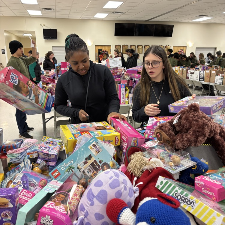 Our Leadership students truly put leadership into action this week! They volunteered with the Community Christmas Basket program, helping pack boxes of food and bags of toys for families right here in our community.