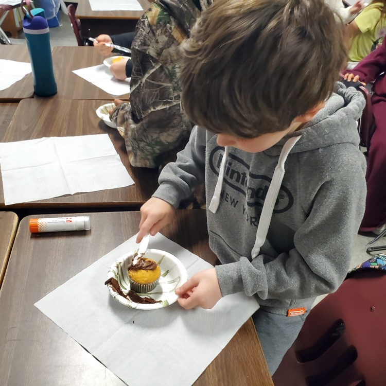 Mrs. Dabney took advantage of an observation and joined in a lesson of measurement and following steps in Miss Jenkins' second grade class today!  Cupcakes were enjoyed by all!