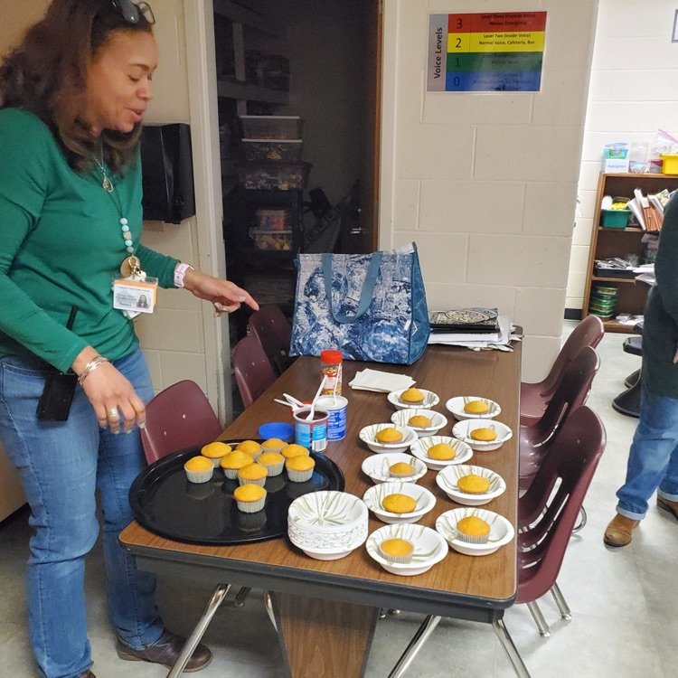Mrs. Dabney took advantage of an observation and joined in a lesson of measurement and following steps in Miss Jenkins' second grade class today!  Cupcakes were enjoyed by all!