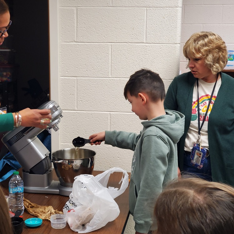Mrs. Dabney took advantage of an observation and joined in a lesson of measurement and following steps in Miss Jenkins' second grade class today!  Cupcakes were enjoyed by all!