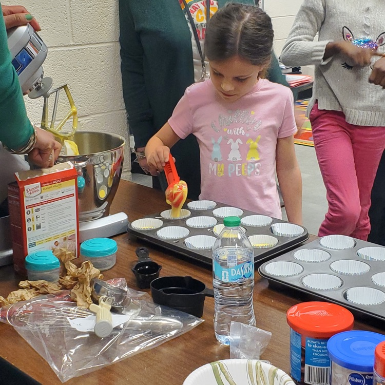 Mrs. Dabney took advantage of an observation and joined in a lesson of measurement and following steps in Miss Jenkins' second grade class today!  Cupcakes were enjoyed by all!