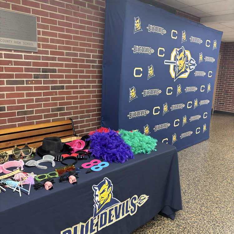 Daddy-Daughter Night is TONIGHT! 7-8pm. FREE! Enter at the main office doors.