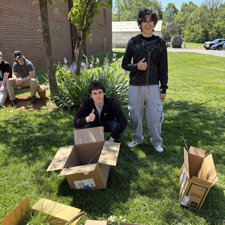 Mr. Foster's agriculture students are demonstrating their understanding of reptile cage setup today in Small Animal Care. #BDP #BetterEveryDay #ForksUp