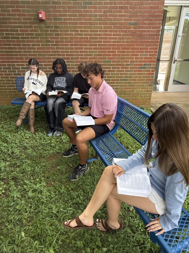 Students read on benches outside.
