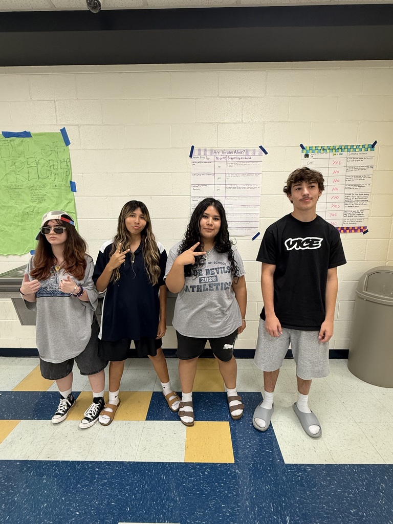 4 students dressed in baggy clothes