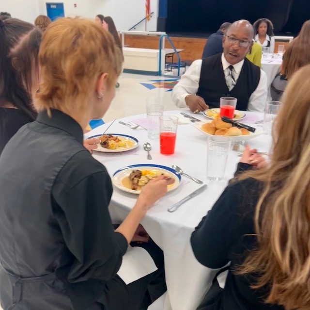 Community member eats with students