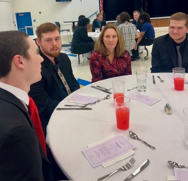 Superinendent eats with students