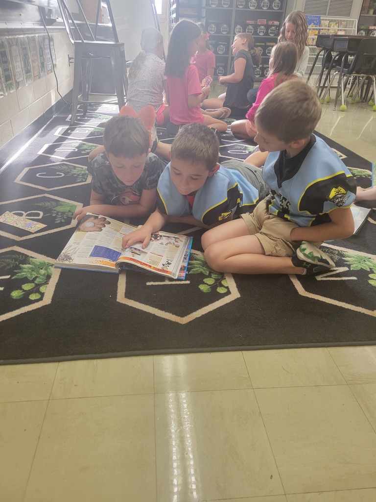 Students read together.