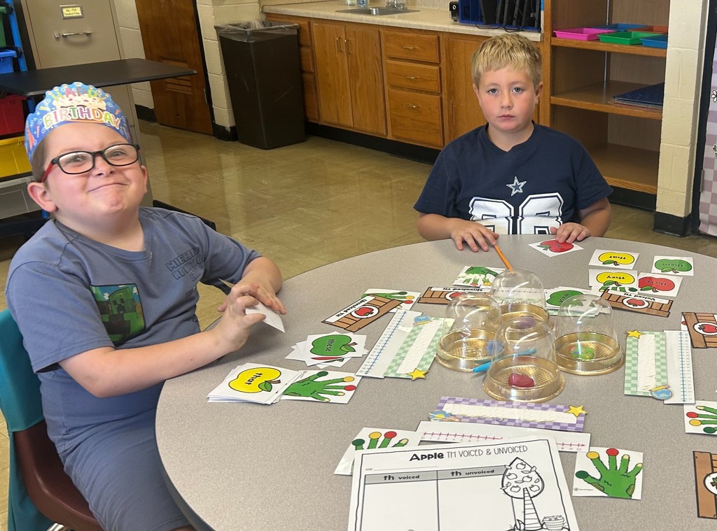 Two students are practicing diagraphs.