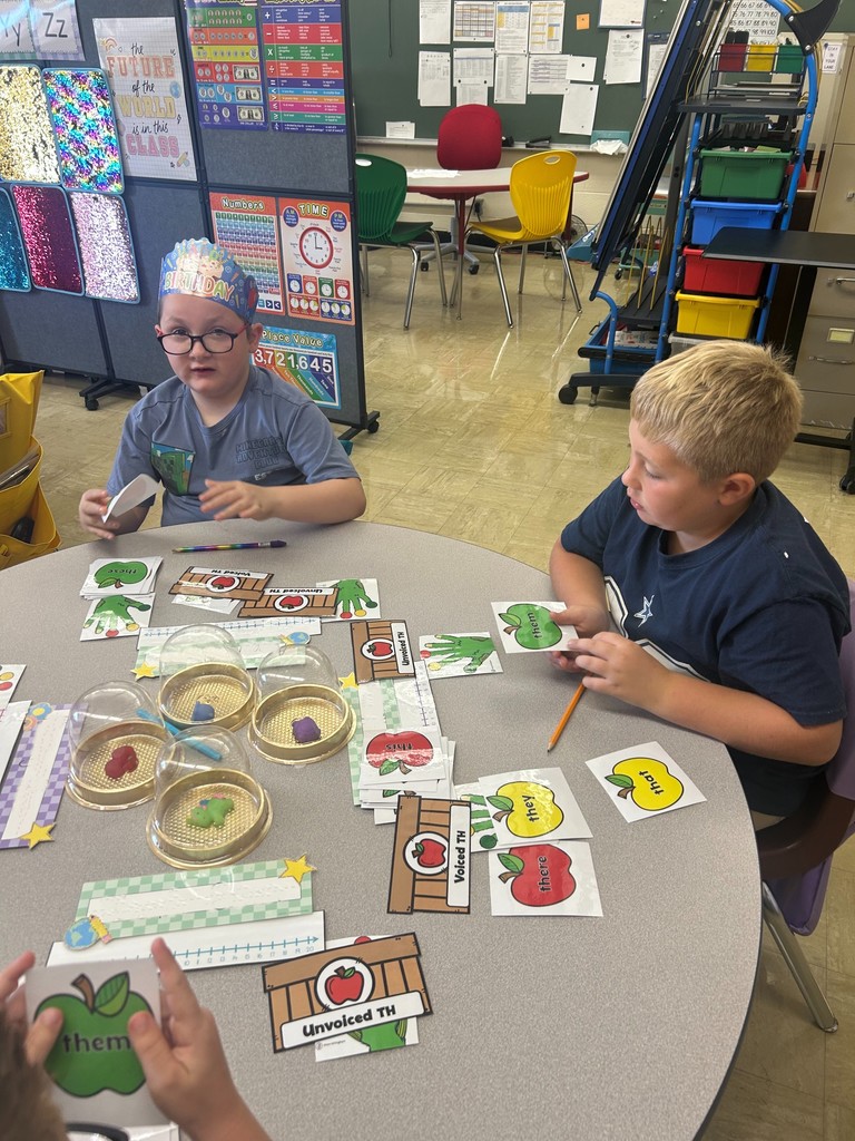 Two students are practicing diagraphs.