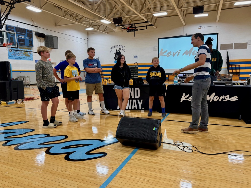 Brad is speaking to six students. 