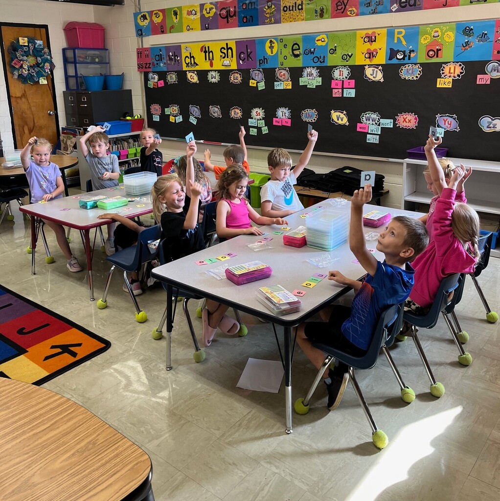 Students are identifying the vowel sounds.