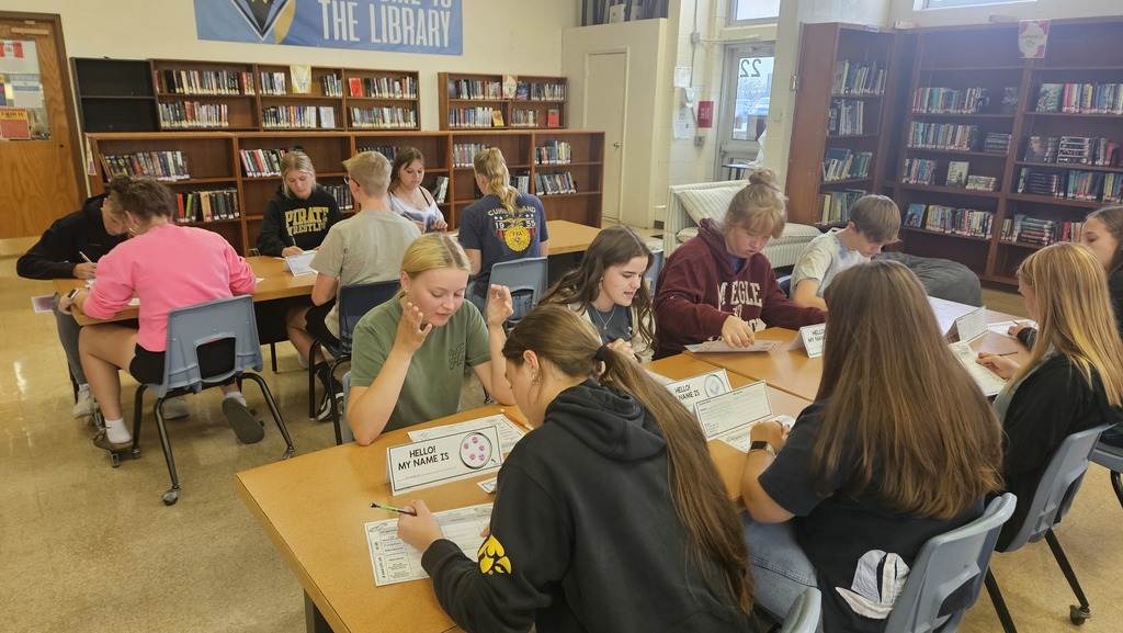 The class is participating in Organelle speed dating.