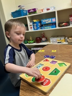 A student used a puzzle to practice sounds. 