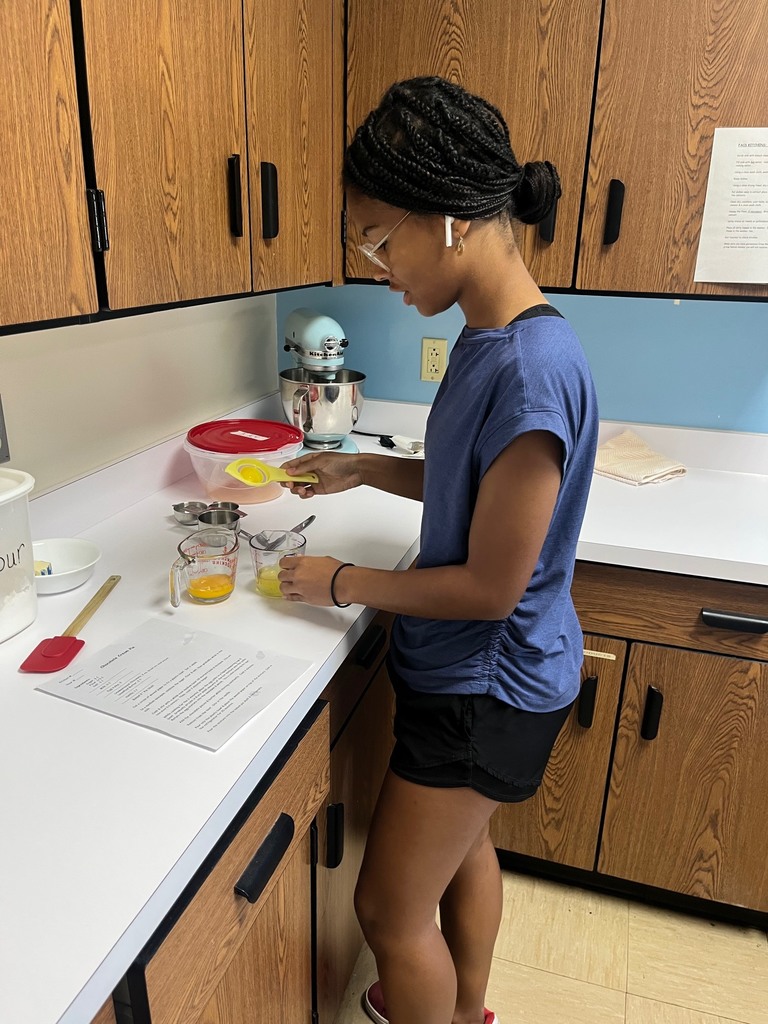 One student si measuring ingeredients. 