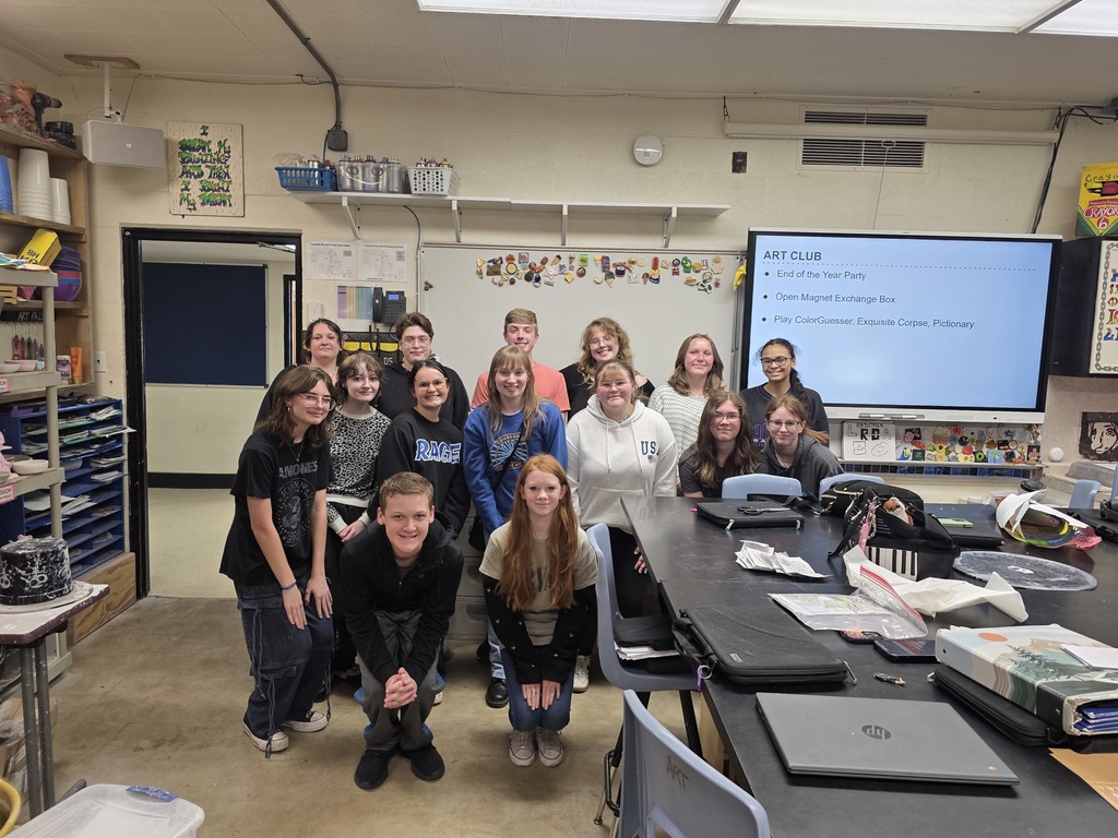 15 Art Club members are psed together for a picture. 