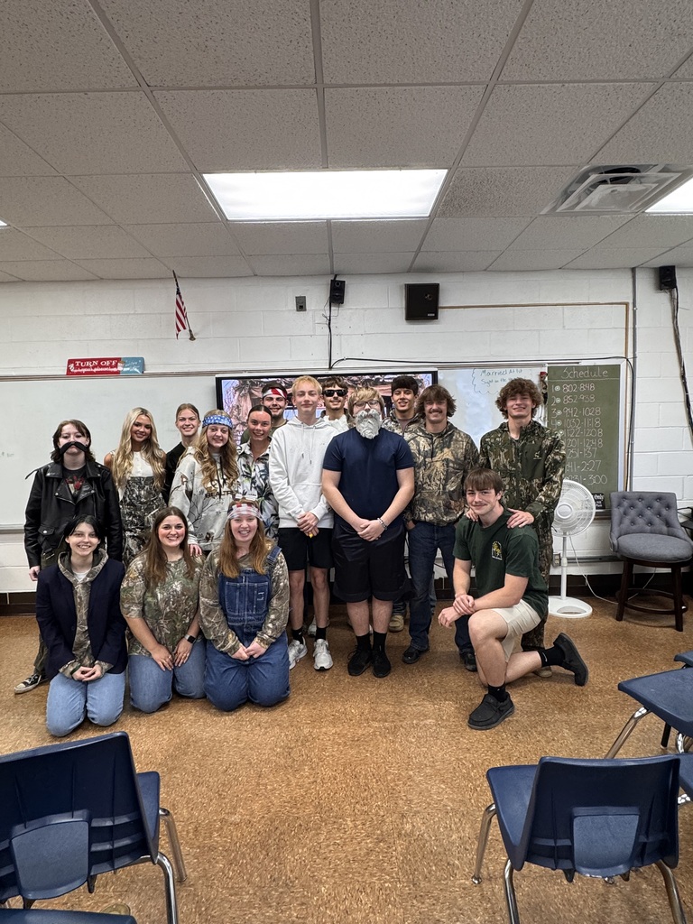 The Duck Dynasty group is all together with their camo on. 