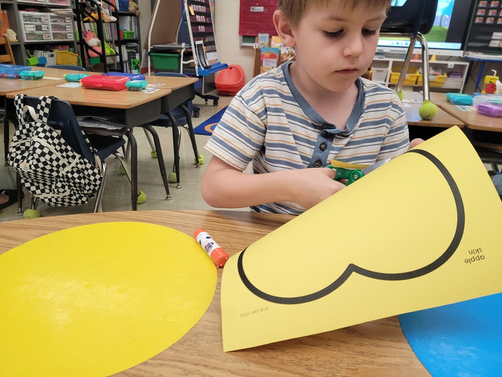 A student is cutting an apple shape.